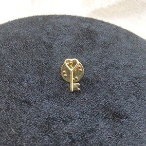 Vintage Gold-Tone Heart Key Lapel, Yat, Clothing Pin